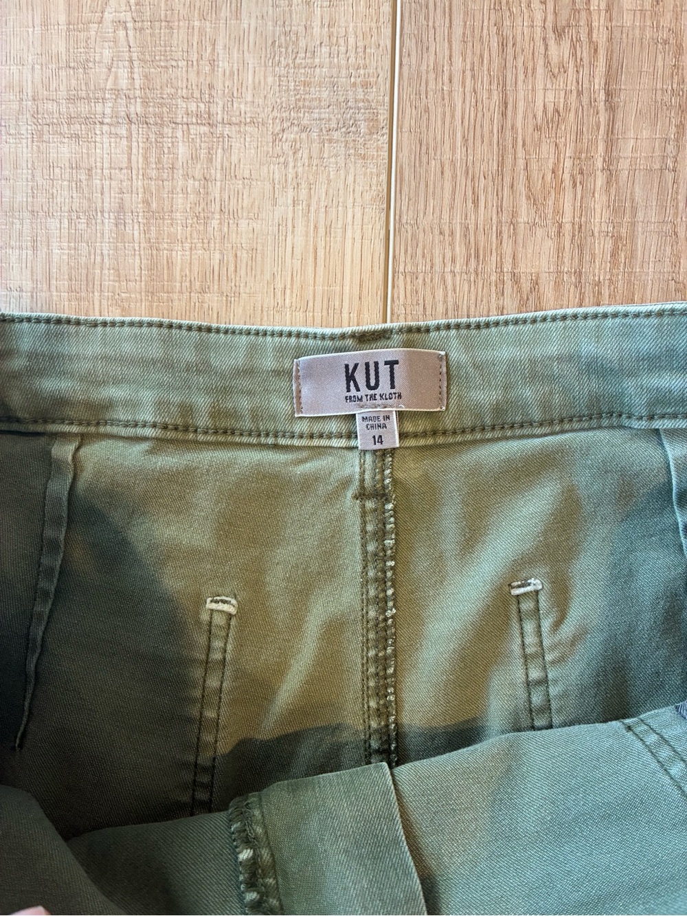 Kut from the Kloth Elizabeth straight leg crop Cargo Pants in Olive 14 autumn - Picture 5 of 8
